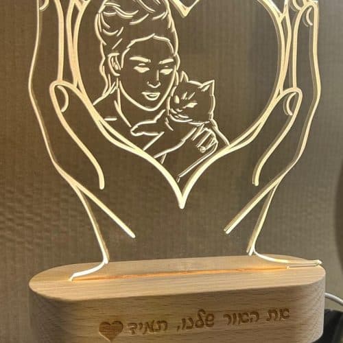 מנורת לילה מאירה עם תמונת איור וחריטת משפט אישי - דגם לאה