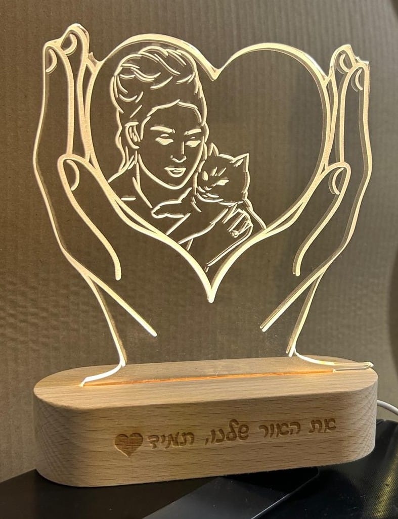 מנורת לילה מאירה עם תמונת איור וחריטת משפט אישי - דגם לאה